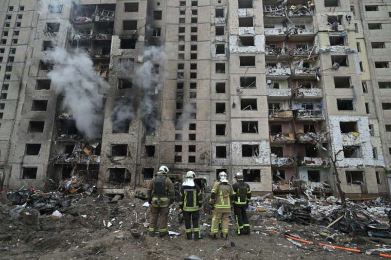 Des pompiers devant un immeuble de Kiev, le 2 janvier 2024 ( AFP / GENYA SAVILOV )