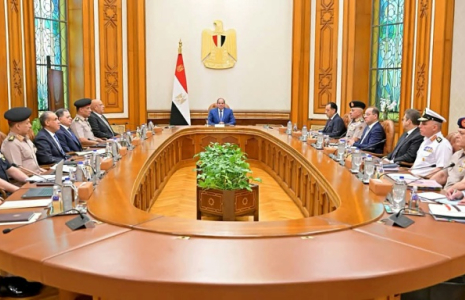 Photo diffusée par la présidence égyptienne, montrant le président égyptien Abdel Fattah al-Sissi lors d'une réunion du Conseil de défense nationale au palais présidentiel d'Ettihadiya, au Caire, le 18 octobre 2026 ( EGYPTIAN PRESIDENCY / - )
