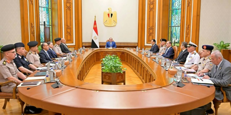 Photo diffusée par la présidence égyptienne, montrant le président égyptien Abdel Fattah al-Sissi lors d'une réunion du Conseil de défense nationale au palais présidentiel d'Ettihadiya, au Caire, le 18 octobre 2026 ( EGYPTIAN PRESIDENCY / - )