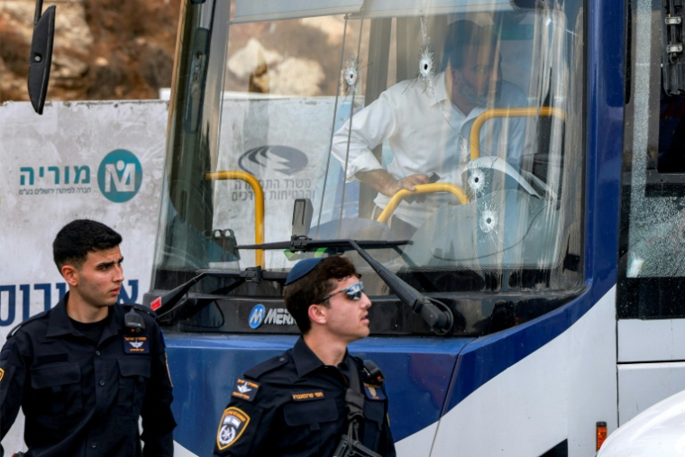 Des forces de sécurité israéliennes sur les lieux d'une fusillade au carrefour de la route de Ramot, à Jérusalem-Est, le 8 septembre 2025 ( AFP / Menahem Kahana )