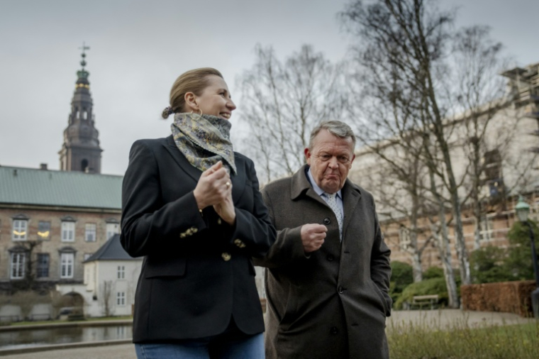 La Première ministre danoise Mette Frederiksen et le ministre des Affaires étrangères danois Lars Lökke Rasmussen discutent en se rendant à une réunion au Black Diamond à Copenhague le 20 mars 2026, avant les prochaines élections législatives ( Ritzau Scanpix / Mads Claus Rasmussen )