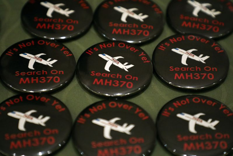 Des badges en mémoire aux victimes du vol MH370