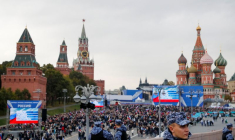 Les gens marchent vers la Place Rouge pour assister à des événements marquant l'annexion des territoires sous contrôle russe de quatre régions ukrainiennes