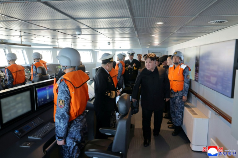 Photo prise le 12 avril 2026 et diffusée par l'agence de presse officielle nord-coréenne KCNA le 14 avril 2026, montrant le dirigeant nord-coréen Kim Jong Un (2e d) inspectant l'intérieur du destroyer Choe Hyon, où des tirs d'essai de missiles ont été effectués, dans un lieu non divulgué en Corée du Nord ( KCNA VIA KNS / STR )