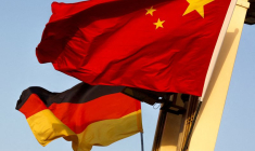Photo d'archives : Les drapeaux nationaux allemand et chinois flottent sur la place Tiananmen à Pékin