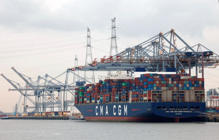 Photo de conteneurs empilés sur le porte-conteneurs CMA CGM à Anvers