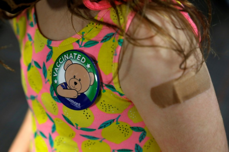 Un enfant porte un badge après avoir reçu une dose de vaccin à Southfield, Michigan, le 5 novembre 2021 ( AFP / JEFF KOWALSKY )