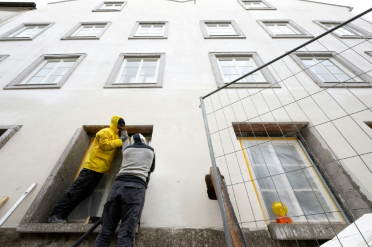 Travaux de transformation en commissariat de police de la maison natale d'Adolf Hitler en Autriche, le 17 février 2026 à Braunau-am-Inn, dans le nord de l'Autriche  ( AFP / Joe Klamar )