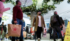 Des gens se dirigent vers l'intérieur du magasin phare Macy's à New York