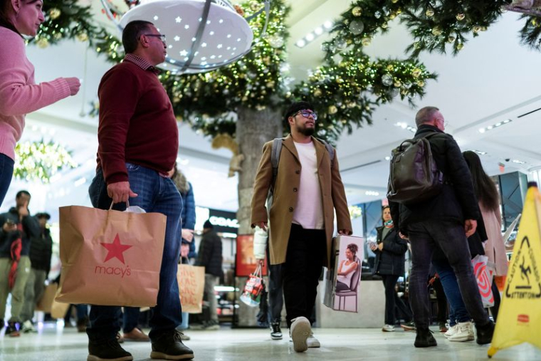 Des gens se dirigent vers l'intérieur du magasin phare Macy's à New York
