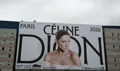 Un affiche annonçant le retour sur scène, à Paris, de la chanteuse canadienne Céline Dion, accrochée porte de Saint-Ouen au nord de Paris le 31 mars 2026 ( AFP / Anna KURTH )