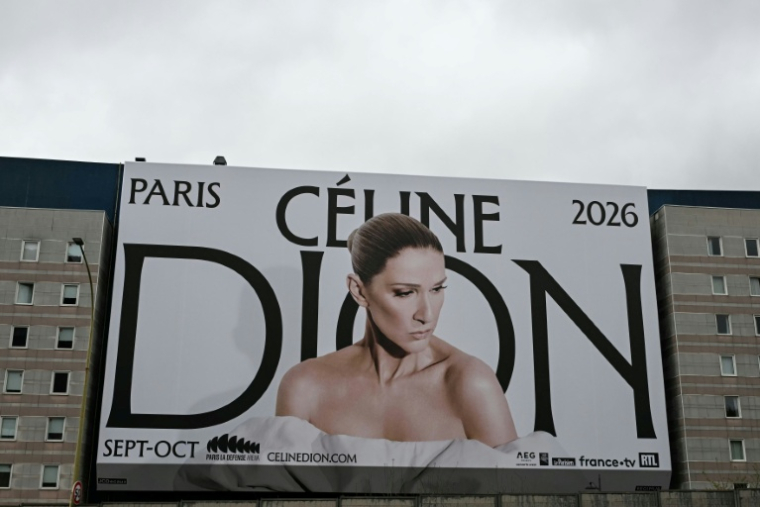 Un affiche annonçant le retour sur scène, à Paris, de la chanteuse canadienne Céline Dion, accrochée porte de Saint-Ouen au nord de Paris le 31 mars 2026 ( AFP / Anna KURTH )