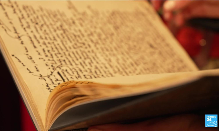 Littérature : un étrange manuscrit de "L'Étranger" de Camus aux enchères