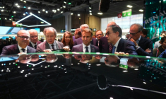 Emmanuel Macron, entouré de Luc Chatel, président de la Plateforme automobile (à gauche), et de François Provost, directeur général du groupe Renault, au Mondial de l’Auto à Paris, le 12 octobre 2026 ( POOL / Thibault Camus )