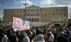 Des manifestants sont regroupés devant le Parlement grec lors d'une grève contre une réforme permettant des journées de travail de 13 heures, le 14 octobre 2025 à Athènes ( AFP / Aris MESSINIS )
