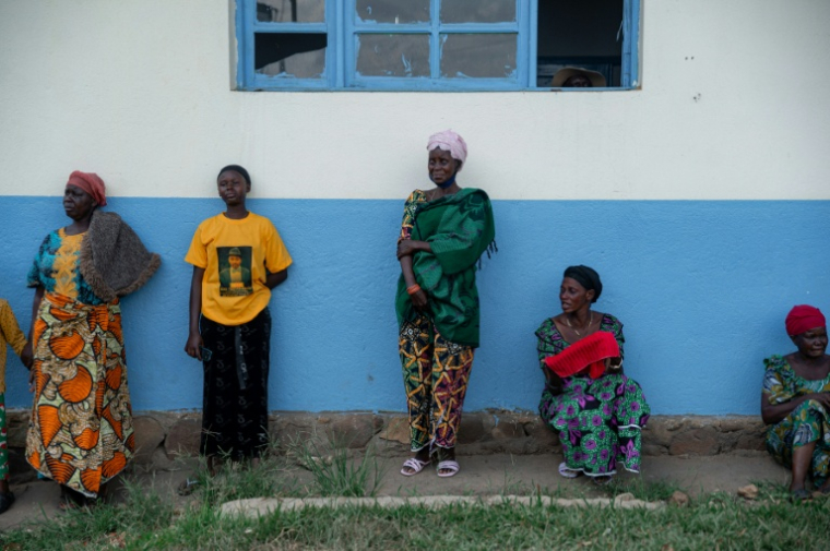 Les proches d'une victime de la maladie à virus Ebola pleurent devant la morgue du centre de santé de Rwampara, en RDC,le 8 juin 2026 ( AFP / Jospin Mwisha )
