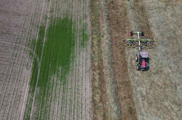 Un agriculteur conduit son tracteur à Vieillevigne
