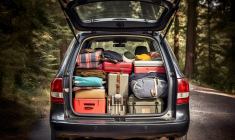 (Crédits photo : Adobe Stock - Famille chargeant sa voiture pour un week-end prolongé grâce à un jour férié)