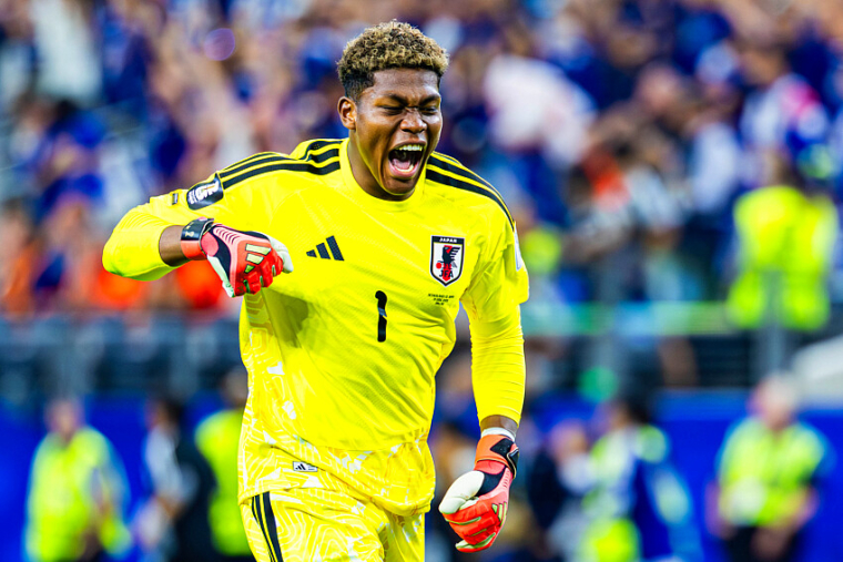 Zion Suzuki : peau noire, gants dorés