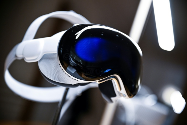 Les lunettes de réalité mixte Apple Vision Pro, lors de leur lancement à l'Apple Store des Champs-Élysées à Paris, le 12 juillet 2024 ( AFP / JULIEN DE ROSA )