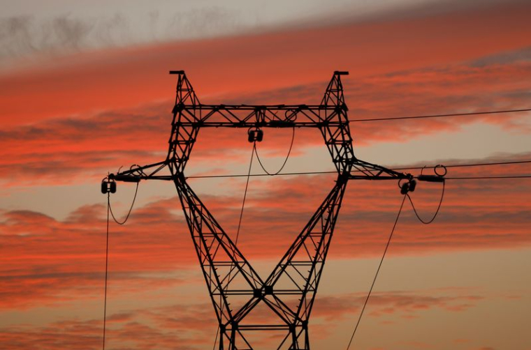 Un pylône près de la centrale nucléaire d'EDF à Avoine