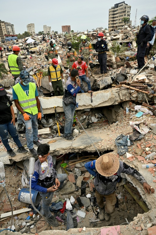 Des secouristes et des bénévoles dans les ruines d'un immeuble effondré après le double séisme au Venezuela, le 3 juillet 2026 à Caraballeda, dans l’État de La Guaira  ( AFP / MARTIN BERNETTI )