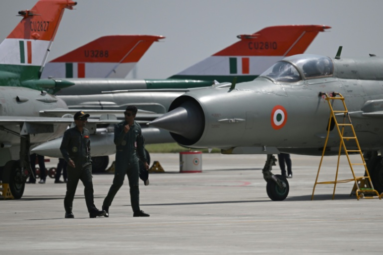 Des avions de chasse MiG-21 de l'armée de l'air indienne sur le tarmac de la base aérienne de Chandigarh, avant leur départ définitif, le 24 septembre 2025 ( AFP / Arun SANKAR )