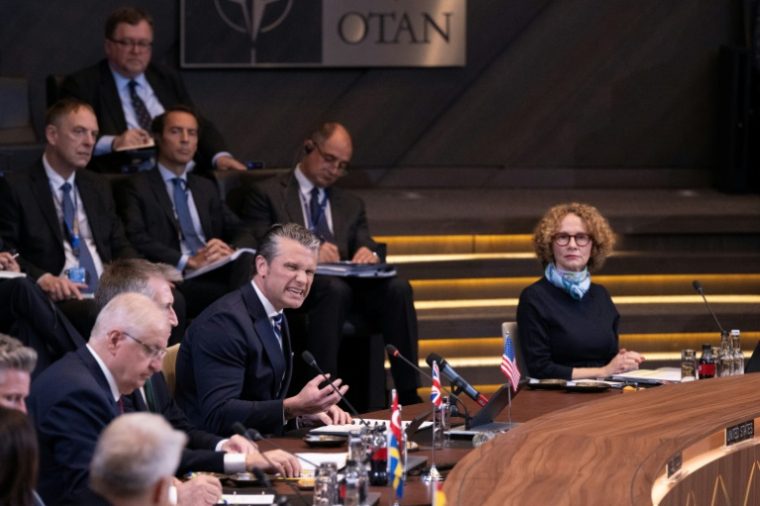 Le secrétaire américain à la Défense, Pete Hegseth, prend la parole lors d'une réunion des ministres de la Défense de l'Otan au siège de l'organisation, à Bruxelles, le 18 juin 2026 ( AFP / JOHN THYS )