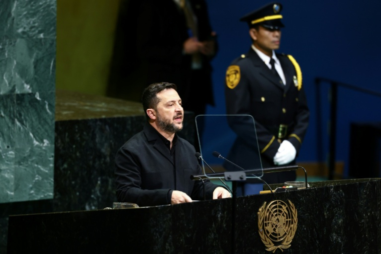 Le président ukrainien Volodymyr Zelensky  à la tribune de la 81e Assemblée générale de l'ONU, le 23 septembre 2026 à New York ( AFP / CHARLY TRIBALLEAU )
