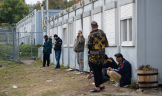 Des migrants à Eisenhüttenstadt, en Allemagne, le 25 octobre 2021. ( AFP / JENS SCHLUETER )