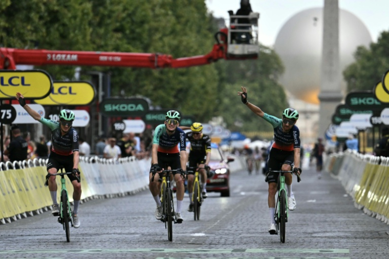 Paul Seixas et ses coéquipiers de la Decathlon CMA-CGM lors de l'arrivée de la 21e et dernière étape du Tour de France à Paris le 26 juillet 2026  ( AFP / Jeff PACHOUD )