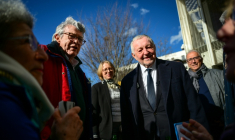 Jean-Michel Aulas (2e D), en campagne pour la mairie de Lyon, et l'ancien ministre Jean-Louis Borloo le 4 février 2026 lors d'une visite dans le quartier de la Duchère à Lyon ( AFP / OLIVIER CHASSIGNOLE )