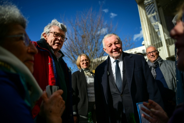 Jean-Michel Aulas (2e D), en campagne pour la mairie de Lyon, et l'ancien ministre Jean-Louis Borloo le 4 février 2026 lors d'une visite dans le quartier de la Duchère à Lyon ( AFP / OLIVIER CHASSIGNOLE )