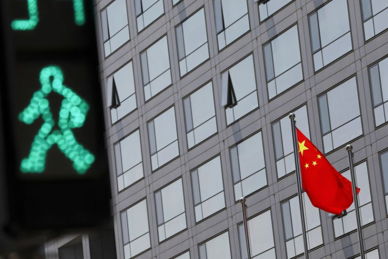 Un drapeau national chinois à l'extérieur du bâtiment de La China Securities Regulatory Commission (CSRC) à Pékin