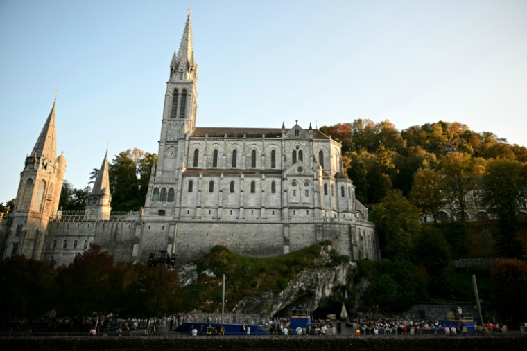 La grotte de Massabielle, au coeur du sanctuaire marial de Lourdes dans les Hautes-Pyrénées, le 26 septembre 2026 ( AFP / Lionel BONAVENTURE )