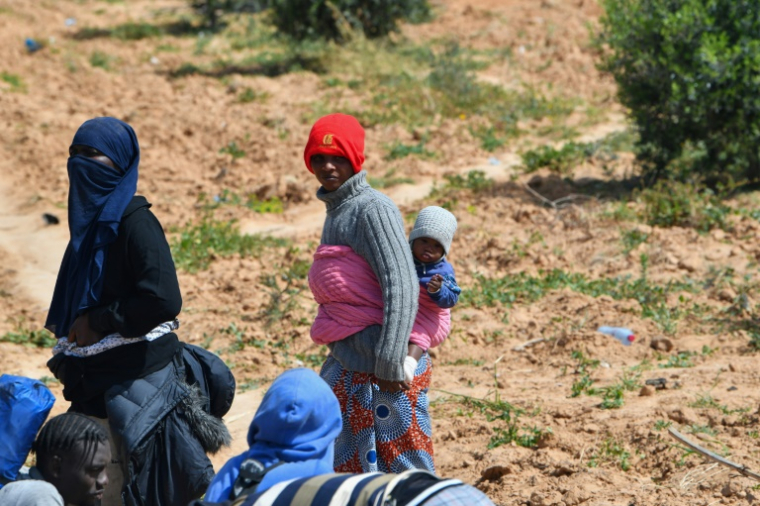 Des migrants d'Afrique subsaharienne quittent leur camp de fortune après son démantèlement à El-Amra, en Tunisie, le 5 avril 2025 ( AFP / FETHI BELAID )