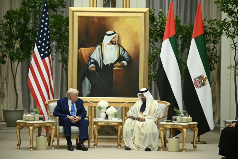 Le président américain Donald Trump et son homologue émirati cheikh Mohamed ben Zayed, le 15 mai 2025 à Abou Dhabi ( AFP / Brendan SMIALOWSKI )