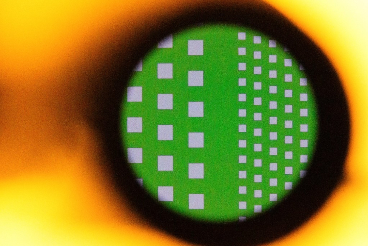 Une plaquette de circuit intégré, à l'Institut de recherche sur les semi-conducteurs de Séoul, en avril 2025 (illustration) ( AFP / ANTHONY WALLACE )