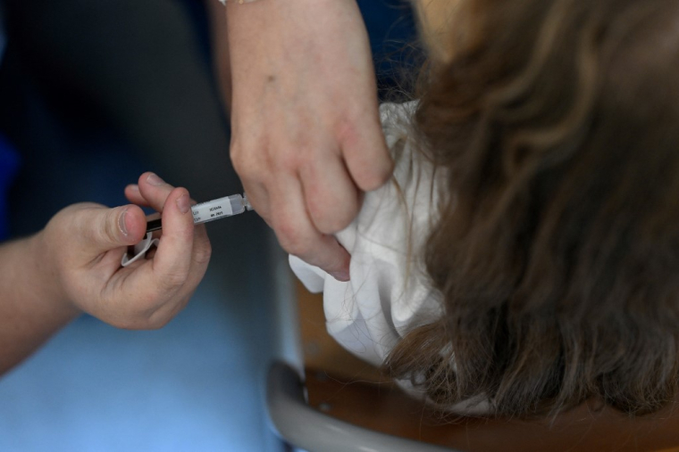 Une infirmière réalisé un vaccin sur une patiente à Vern-sur-Seiche, près de Rennes, le 9 octobre 2023. ( AFP / DAMIEN MEYER )
