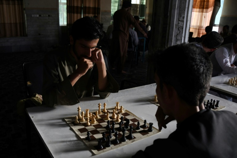 Des hommes jouent aux échecs à Kandahar, le 30 juin 2022 en Afghanistan ( AFP / Javed TANVEER )