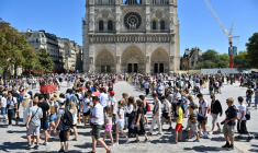 Des touristes devant la cathédrale Notre-Dame de Paris, le 17 août 2025 ( AFP / Martin LELIEVRE )