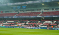 Des supporters du SB29 posent un panneau « Brest » devant le Roudourou