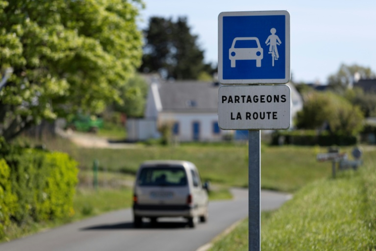 Sur une route de Belle-Île-en-Mer, dans le Morbihan, le 17 avril 2026 ( AFP / Fred TANNEAU )