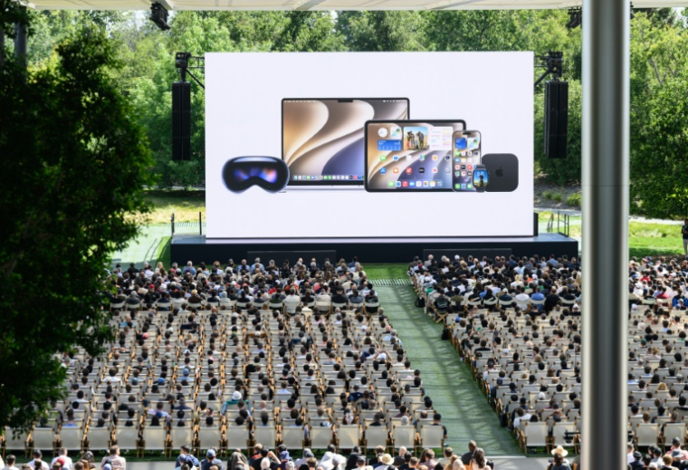 Des participants regardent sur un écran géant la Worldwide Developers Conference (WWDC) à l'Apple Park de Cupertino, en Californie, le 8 juin 2026 ( AFP / Josh Edelson )