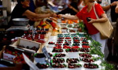 Photo des gens qui achètent des fruits sur un marché local à Nice