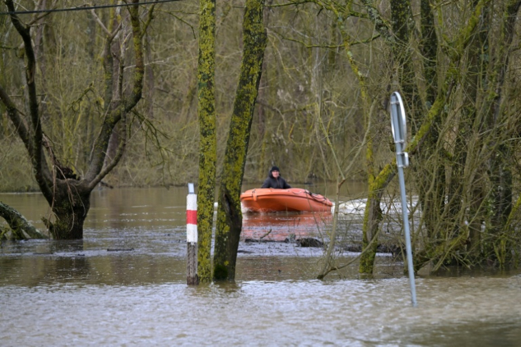 La crue à proximité du village de Denée, près d'Angers, dans l'ouest de la France, le 16 février 2026 ( AFP / Damien MEYER )