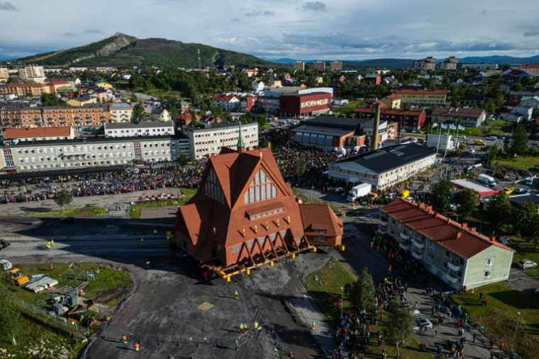 Vue aérienne de l'église en bois de Kiruna lors de son déplacement, à Kiruna, en Suède, le 19 août 2025 ( AFP / Jonathan NACKSTRAND )