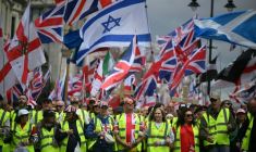 Des partisans du militant d'extrême droite britannique Tommy Robinson participent à une marche organisée par Unite The Kingdom, le 16 mai 2026 à Londres ( AFP / JUSTIN TALLIS )
