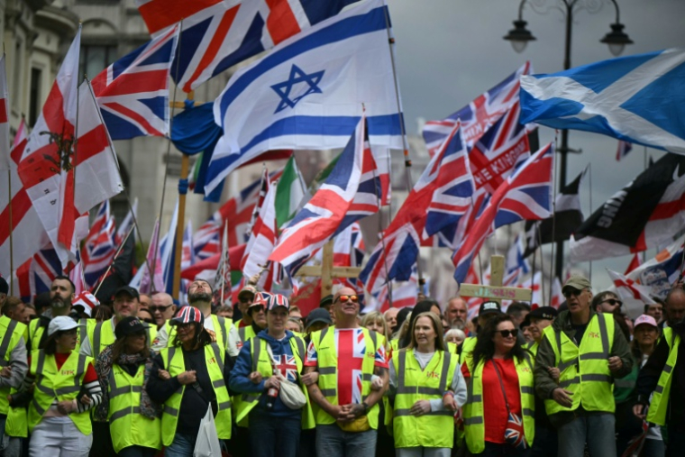 Des partisans du militant d'extrême droite britannique Tommy Robinson participent à une marche organisée par Unite The Kingdom, le 16 mai 2026 à Londres ( AFP / JUSTIN TALLIS )