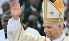 Le pape Léon XIV salue la foule à son arrivée pour célébrer une messe devant le stade Japoma à Douala, le 17 avril 2026 au Cameroun ( AFP / Alberto PIZZOLI )